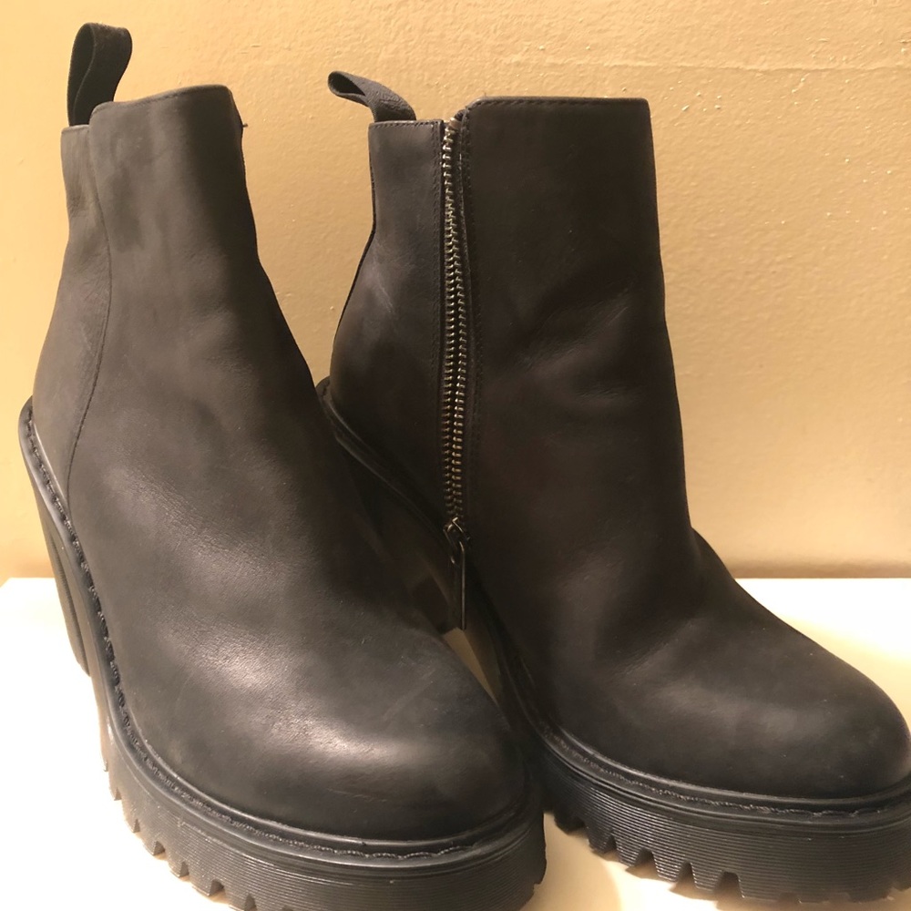 Dr. Martens Magdalena ankle boots color black.